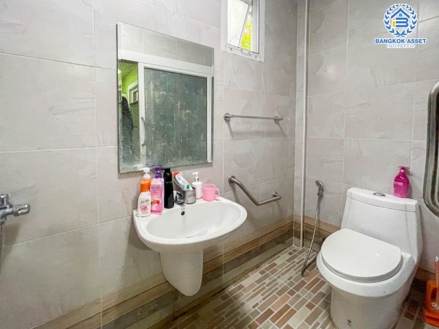 *****บ้านเดี่ยวมือสองนนทบุรี ม.นิชชารมณ์ ราชพฤกษ์-รัตนาธิเบศร์ เนื้อที่ 50.6 ตร.ว. ฟังก์ชัน 4 ห้องนอน 4 ห้องน้ำ จอดรถได้ 2 คัน บนทำเลดีที่สุด เข้าเมืองสะดวก ใกล้รถไฟฟ้าสายสีม่วง "สถานีบางรักน้อยท่าอิฐ" ในราคาสุด!